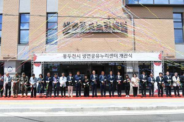 박형덕 동두천시장이 지난 1일 개관한 생연공유누리센터 개관식에 참석해 시의원, 주민들과 함께 축하행사를 가졌다. /동두천시 제공