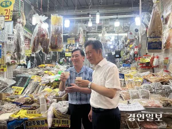 더불어민주당 당대표 후보 정청래 의원이 30일 오후 인천 계양구 계양산전통시장에서 상인과 만나 가게 홍보 영상을 촬영하고 있다. 2025.7.30 /송윤지기자 ssong@kyeongin.com