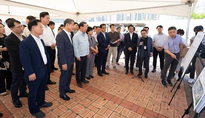 ▲ 지난 29일 인천 연수구 송도역 KTX 복합환승시설 건설 현장에서 유정복 인천시장과 정해권 인천시의회 의장 등이 사업 추진 현황을 보고받고 있다. /사진제공=인천시의회