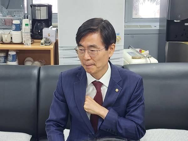 인천시청 기자실 찾은 조경태 국민의힘 의원(전당대회 당대표 후보). [사진=윤종환 기자]