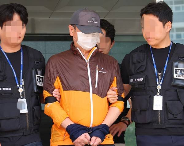 인천 송도에서 사제 총기로 아들을 살해한 60대 남성 A씨가 30일 인천 논현경찰서 유치장에서 검찰로 송치되고 있다. 2025.7.30 [사진 = 연합뉴스]