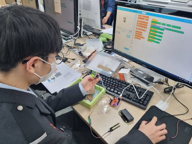 강경상업고 학생이 직접 프로그램을 설계하면서 자격증 공부에 열중하고 있다. /충남교육청 제공