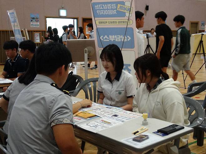 인근 지역 중학교 3학년 학생들이 강경상업고 학과별 진로 체험행사에 참여해 설명을 듣고 있다. /충남교육청 제공