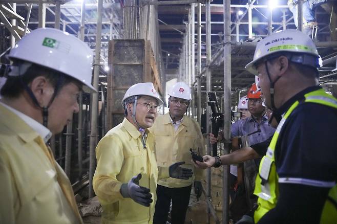 강기정 광주시장이 30일 오전 도시철도2호선 1단계 백운광장 지하 건설현장을 방문해 호우 피해 복구 등 공사 진행 상황을 점검하고 있다./광주시 제공