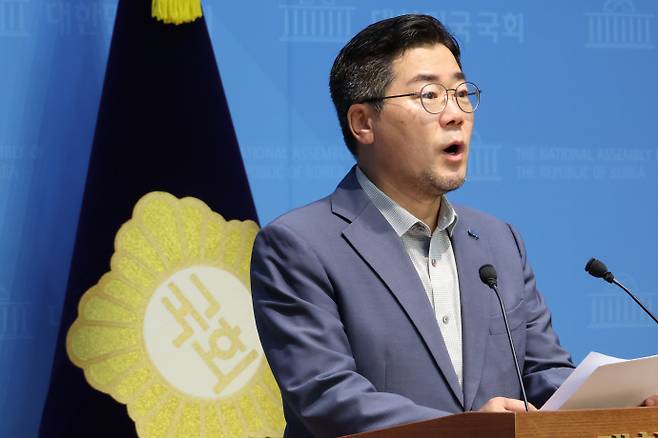 지지 호소하는 민주당 박찬대 당대표 후보더불어민주당 박찬대 당대표 후보가 30일 서울 여의도 국회 소통관에서 공약 발표 후 지지를 호소하고 있다./연합뉴스