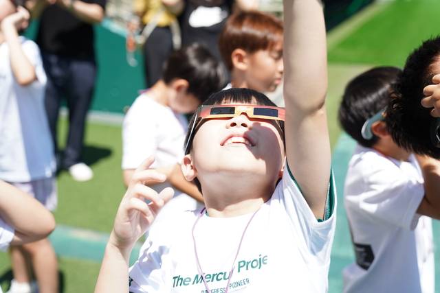 A third -year student of Chronic Elementary School, who participated in the 2nd Mercury Project, co -organized by the Jeonbuk Hyundai Motors FC and the National Jeonbuk Meteorological Science Museum (Jeonju Meteorological Administration), is looking at the sun by wearing glasses for solar observations made at the Jeonju World Cup Stadium on the 30th. Provided by Hyundai, Jeonbuk