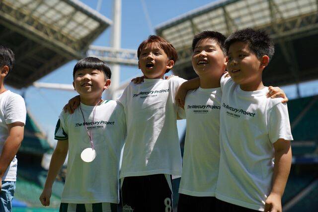 A third -year student at Chronic Elementary School, who participated in the 2nd Mercury Project, co -organized by the Jeonbuk Hyundai Motors FC and the National Jeonbuk Meteorological Science Museum (Jeonju Meteorological Administration), is doing 'Oarele' at the Jeonju World Cup Stadium on the 30th. Provided by Hyundai, Jeonbuk