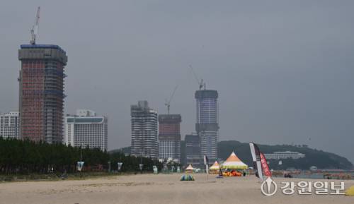 관동팔경 중 하나인 낙산사와 의상대가 인근에 있어 오랫동안 관광·휴양 명소로 사랑받아온 양양 낙산해변이 해안을 따라 4개 동의 고층 생활형 숙박시설과 근린생활시설이 들어서며 아름다운 광경이 점점 사라지고 있다. 양양=권태명기자