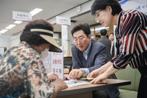 ◇원강수 원주시장이 지난 18알 열린 명륜1동 행정복지센터 안내데스크에서 민원인을 응대하고 있다.