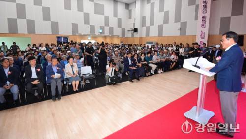 강릉 남부노인종합복지관 개관식이 30일 강릉시 성덕동에서 김홍규 강릉시장, 조대영 강릉시의회 부의장, 손창환 강원자치도 글로벌본부장, 심재빈강릉시노인회장, 김기현 강릉교육지원청 교육장을 비롯한 내빈과 어르신들이 참석한 가운데 열렸다. 강릉남부노인종합복지관 국비 110억원 등 총사업비 183억원을 투입해 연면적 4308.82㎡, 지하 2층, 지상 4층 규모로 일 평균 1000여 명이 이용 가능한 종합 복지시설이다. 건물 내부에는 대강당, 체력단련실, 물리치료실, 식당, 카페, 미용실, 노래방, 각종 강의실과 휴게공간 등 어르신의 건강, 여가 및 문화 활동을 지원하는 다양한 시설을 갖추고 있다. 강릉=권태명기자