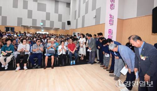 30일 강릉시 성덕동에서 열린 강릉 남부노인종합복지관 개관식에서 강릉시의회 의원들이 어르신들에게 자리를 양보하고 서 있다. 강릉=권태명기자