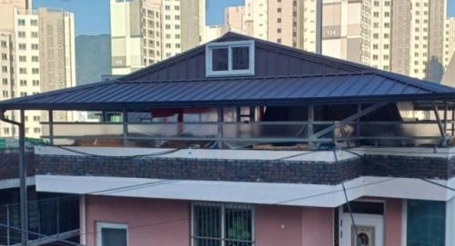 ◇원주지역 내 주택 옥상 비가림막의 모습. 사진=주민 제공.