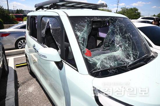 ▲ 지난 28일 울산 북구의 한 병원 주차장에서 30대 남성이 20대 여성에게 흉기를 휘둘러 다치게 한 사건이 발생했다. 피의자가 도주를 시도하려 탑승한 차량이 저지하려는 시민들에 의해 파손되어 있다. 김도현기자 do@ksilbo.co.kr