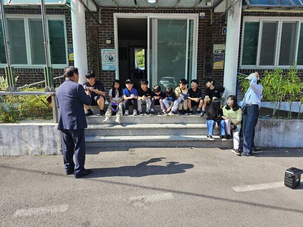 이계마을 어르신의 마을 이야기를 경청하는 학생들. 세대가 어우러져 지역의 역사와 삶을 함께 배우는 의미 있는 시간이다. &nbsp;/이경채 씨