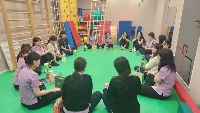 옥계연합소아청소년과의원 부설 옥계아동발달센터의 구성원들은 단합을 위해 매달 마니또 지정을 해서 선물 교환을 한다. 옥계아동발달센터 제공