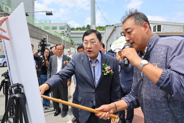 10일 경주 외동산업단지 복합문화센터 착공식에서 주낙영 경주시장이 관계자로부터 설명을 듣고 있다. 경주시 제공