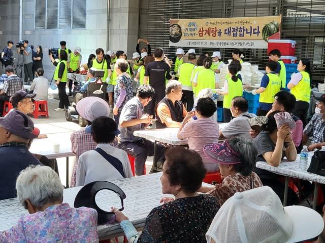한국노총 부산지역본부가 중복인 30일 어르신 700명을 대상으로 삼계탕 나눔 봉사 활동을 했다. 한국노총 부산본부 제공