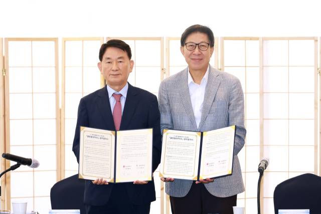 30일 이종근(왼쪽) 경성대 총장과 박형준 부산시장이 글로컬대학 본 지정을 위한 업무협약을 맺었다. 부산시 제공