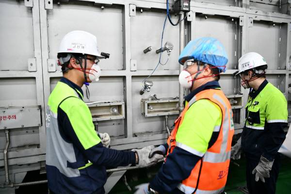 엄기천 포스코퓨처엠 사장이 지난 10일 포항 양극재공장을 방문, 현장직원들을 격려하고 있다.