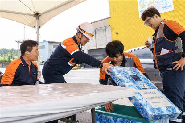 포스코 포항제철소 근로자들이 현장 더위휴게소에서 시원한 음료를 마시고 있다.