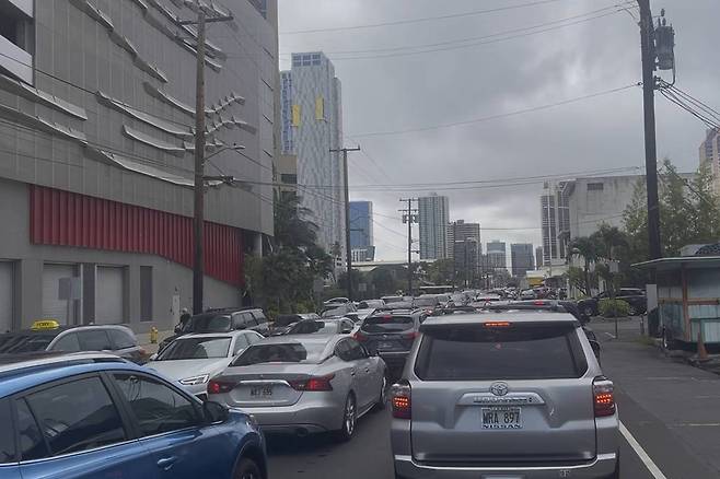 29일(현지 시간) 러시아 캄차카반도에서 규모 8.8의 강진이 발생해 미국 하와이까지 쓰나미 경보가 발령되자 퇴근 시간과 겹친 호놀룰루에서 교통 체증이 빚어지고 있다. 사진=AP/뉴시스