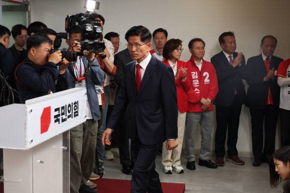 김문수 국민의힘 대선 후보가 지난달 4일 서울 여의도 당사에서 대선 승복 기자회견을 하고 있다.(사진 = 뉴시스)