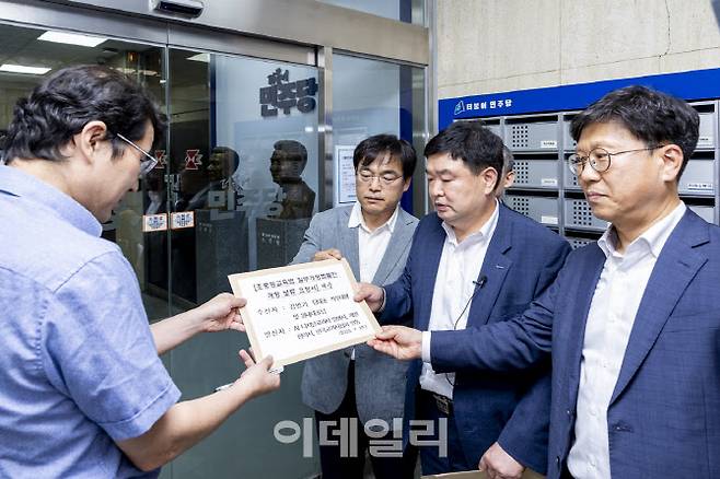 한국교과서협회, AIDT 주요 발행사 등이 지난 29일 더불어민주당 당사를 방문해 공동 입장문을 전달했다. (사진=천재교과서)