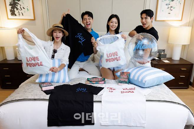 인천 영종도의 파라다이스시티는 미국 팝아트 작가 조엘 메슬러와 협업한 굿즈 패키지를 선보였다.