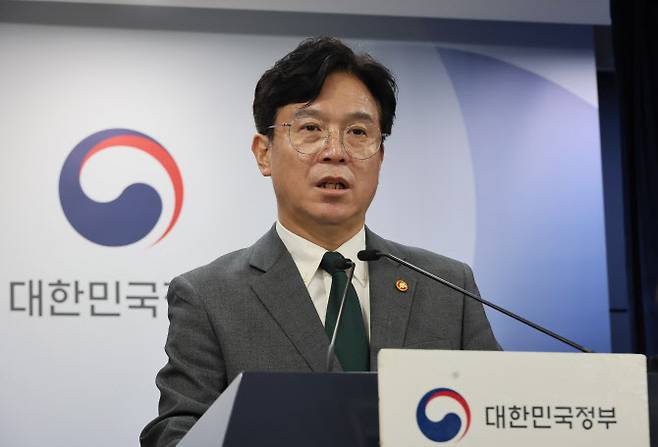 김영훈 고용노동부 장관이 29일 서울 종로구 정부서울청사에서 노동조합 및 노동관계조정법 개정안(노란봉투법) 관련 브리핑을 하고 있다.(사진=연합뉴스)