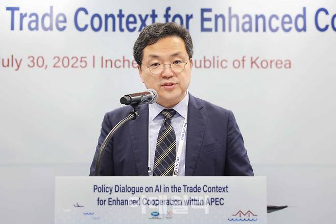 오충종 산업통상자원부 다자통상법무관이 30일 인천 연수구 송도컨벤시아에서 열린 ‘A와 통상 민관 정책대화’에 참석해 개회사를 하고 있다. (사진=산업부)