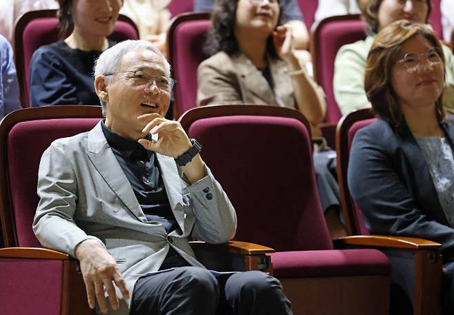 유인촌 문화체육관광부 장관이 30일 정부세종청사 15동 대강당에서 열린 이임식에서 기념영상을 보며 활짝 웃고 있다. (사진=문체부 제공).