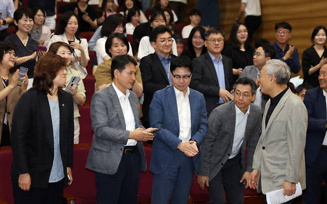 유인촌 문화체육관광부 장관이 30일 정부세종청사 15동 대강당에서 열린 이임식에 참석하며 직원들과 인사를 나누고 있다.(사진=문체부 제공).