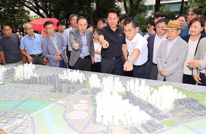 오세훈 서울시장(앞줄 왼쪽 다섯번째)이 30일 서울 양천구 목동6단지 재건축 사업 현장을 방문해 정비계획안 등 현황을 살피고 있다. (사진=연합뉴스)