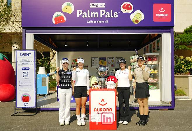 KLPGA 투어 오로라월드 챔피언십 개막에 앞서 선수들이 트로피 앞에 모여 선전을 다짐하고 있다. 사진 왼쪽부터 이예원, 고지우, 노승희, 유현조.(사진=KLPGA)