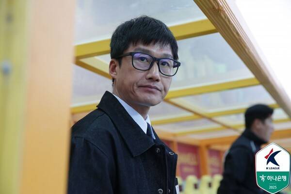 Director Lee Jung -hyo