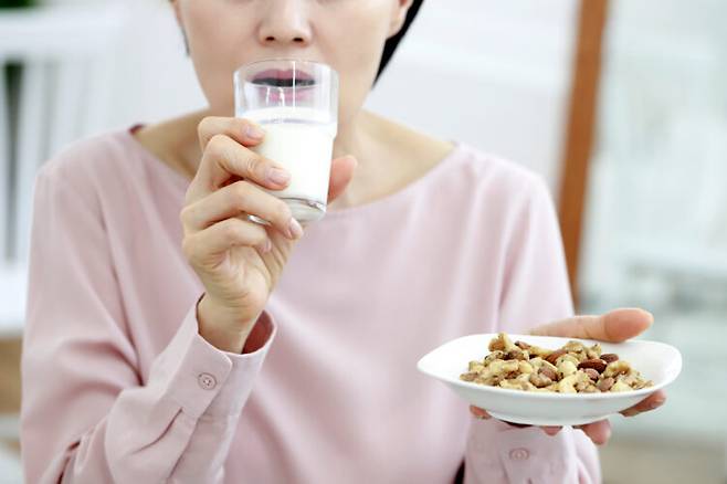칼슘과 콜라겐, 비타민B2가 풍부한 우유와 칼슘을 포함해 비타민E와 칼륨이 많이 들어있는 아몬드 등 견과류는 뼈를 튼튼하게 하는 데 도움이 되는 식품으로 꼽힌다. [사진=클립아트코리아]