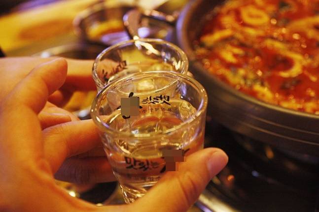 소주에 김치찌개, 밥까지?...과도한 음주는 비만을 부른다. [사진=픽사베이]