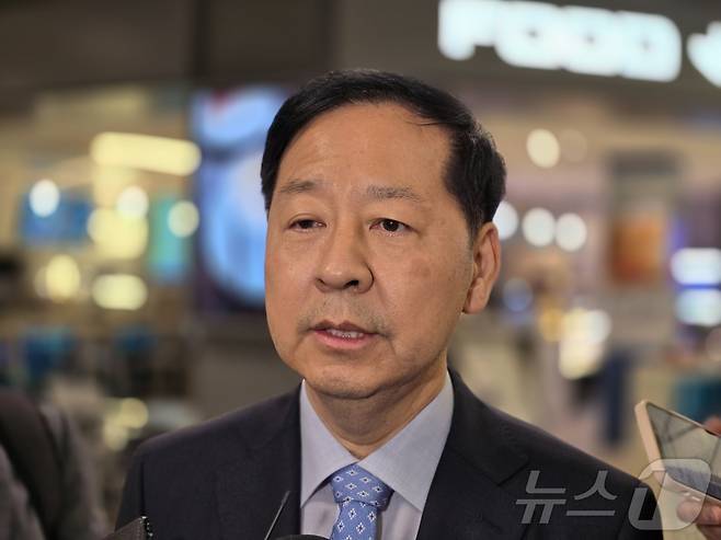 구윤철 경제부총리 겸 기획재정부 장관이 29일(현지시간) 미국 워싱턴DC 인근 덜레스국제공항을 통해 입국하며 한국 기자들이 질문에 답하고 있다. 오는 8월 1일부터 상호관세 발효가 예정된 가운데, 구 부총리는 한미 무역 협상이 타결될 수 있도록 최선을 대해 노력하겠다고 밝혔다. ⓒ News1 류정민 특파원