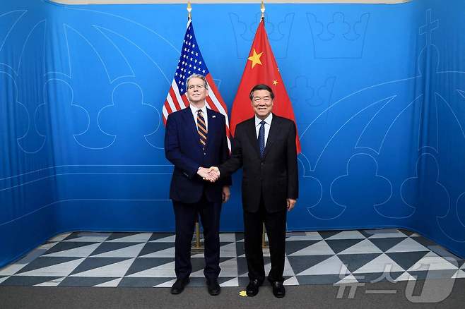 28일(현지시간) 스콧 베선트 미국 재무장관과 허리펑 중국 국무원 부총리가 스웨덴 스톡홀름에서 3차 미중 고위급 무역협상을 갖기 전 기념 촬영을 하고 있다. 사진은 미국 재무부 제공. 2025.07.28 ⓒ AFP=뉴스1 ⓒ News1 김지완 기자