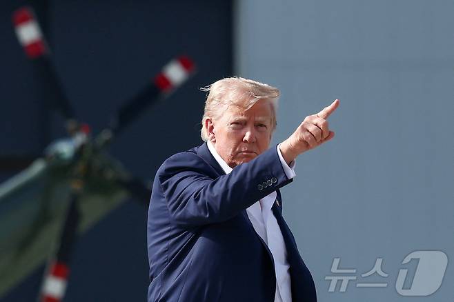 도널드 트럼프 미국 대통령이 29일(현지시간) 영국 스코틀랜드 로시머스에서 워싱턴DC로 돌아오기 위해 에어포스원에 탑승하기 전 제스처를 취하고 있다. 2025.07.29. ⓒ 로이터=뉴스1 ⓒ News1 류정민 특파원