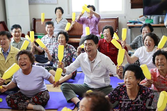 김철우 보성군수가 관내 경로당을 찾아 어르신 복지 서비스에 동참하고 있다.(보성군 제공. 재판매 및 DB 금지)