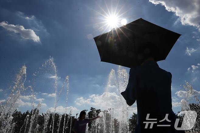 폭염이 계속된 28일 오후 대구 동구 율하체육공원을 찾은 시민들이 바닥분수에서 더위를 식히고 있다. 2025.7.28/뉴스1 ⓒ News1 공정식 기자