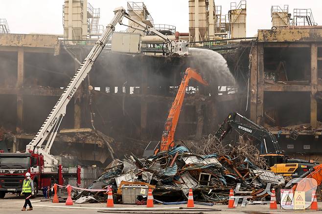 지난 5월 22일 오전 광주 광산구 소촌동 금호타이어 광주공장 화재 현장에서 화재 발생 닷새 만에 건물 해체 작업이 이뤄지는 모습.<자료사진> 2025.5.22/뉴스1 ⓒ News1 이승현 기자