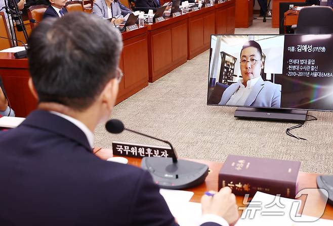 정성호 법무부 장관 후보자가 16일 오전 서울 여의도 국회 법제사법위원회에서 열린 법무부 장관 후보자 인사청문회에서 김건희 여사의 집사로 알려진 김예성 씨의 사진을 보고 있다. 2025.7.16/뉴스1 ⓒ News1 김민지 기자