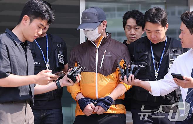 사제 총기 살해 사건 피의자 A 씨(62·남)가 30일 오전 인천논현경찰서에서 검찰로 송치되고 있다. 2025.7.30/뉴스1 ⓒ News1 박지혜 기자