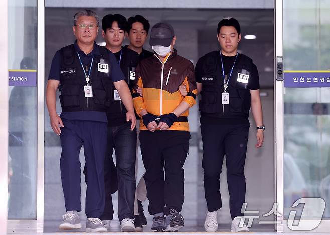 사제 총기 살해 사건 피의자 A 씨(62·남)가 30일 오전 인천논현경찰서에서 검찰로 송치되고 있다. 2025.7.30/뉴스1 ⓒ News1 박지혜 기자