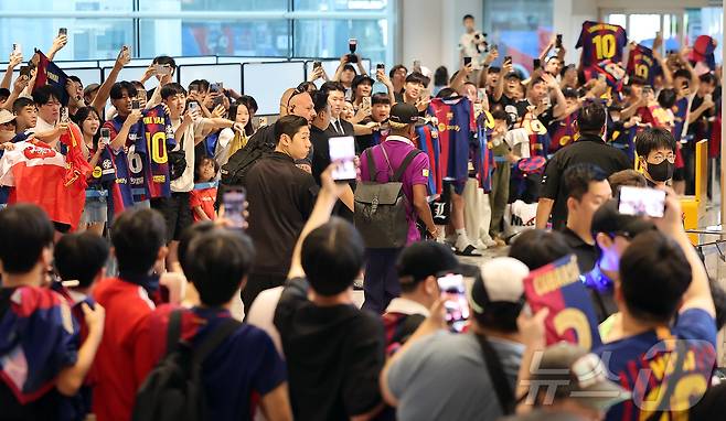 FC 바르셀로나의 공격수 라민 야말이 29일 오후 인천국제공항 2터미널을 통해 입국하고 있다. 지난 2010년 이후 15년 만에 한국을 찾은 바르셀로나는 오는 31일 오후 8시 서울월드컵경기장에서 K리그1 FC서울과 맞대결을 펼친 뒤 4일에는 대구FC와 친선경기를 치른다. 2025.7.29/뉴스1 ⓒ News1 김진환 기자