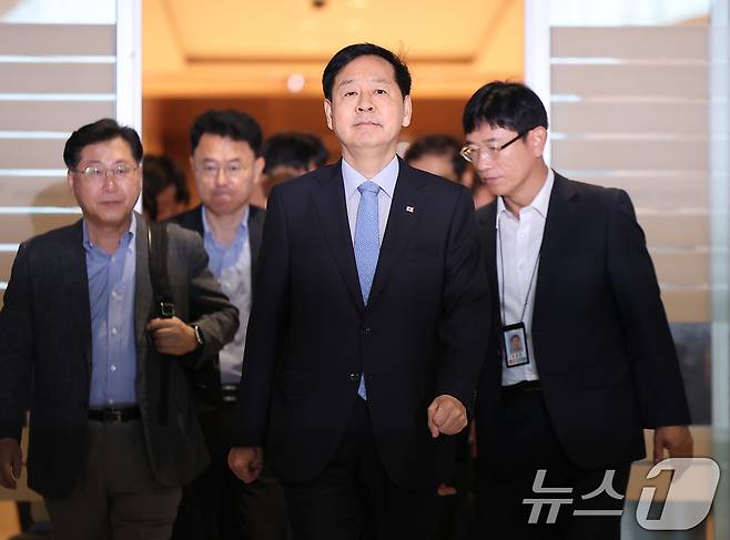 구윤철 경제부총리 겸 기획재정부 장관이 29일 오전 인천국제공항 제2터미널을 통해 미국으로 출국하고 있다. 구 부총리는 미국이 예고한 상호관세 25% 발효일(8월 1일) 하루 전날인 오는 31일(현지시간) 미국 워싱턴DC에서 스콧 베선트 미 재무장관과 만나 막판 한미 통상 협상 타결에 나선다. 2025.7.29/뉴스1 ⓒ News1 김진환 기자
