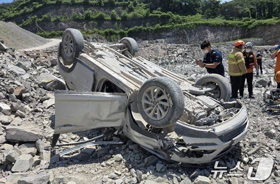 지난해 8월2일 사천시 사천읍 금곡리 한 골재 채취장에서 비포장 도로를 달리던 차량이 약 3m 아래 공터로 추락했다. 사진은 사고 현장 모습.(유족 측 제공)