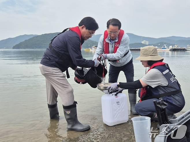 유정복 인천시장(사진 가운데)와 박용철 강화군수(사진 왼쪽)이 30일 강화군 외포항 일대 연안에서 직접 해수를 채취하고 있다.이시명기자/뉴스1